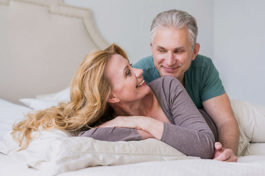 Intimidad y Deseo: Navegando la Sexualidad en la Menopausia